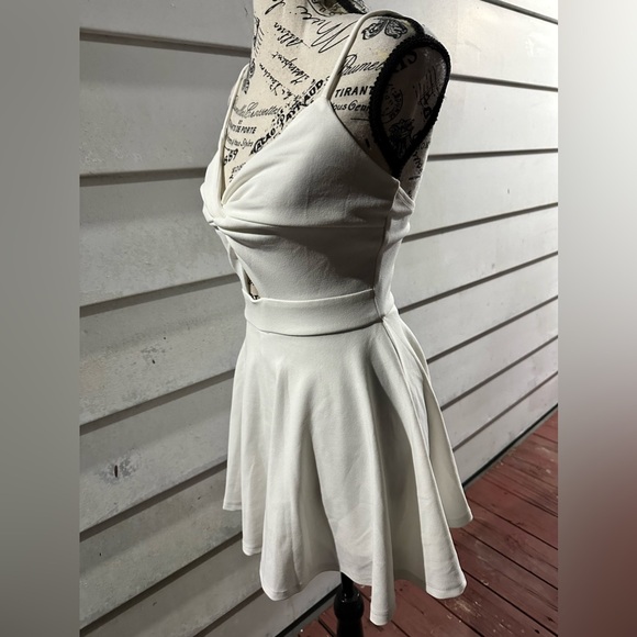 Windsor Trendy Twist-Front Skater Romper-White- SOLD OUT ONLINE- Size: XS NWT - Picture 5 of 11